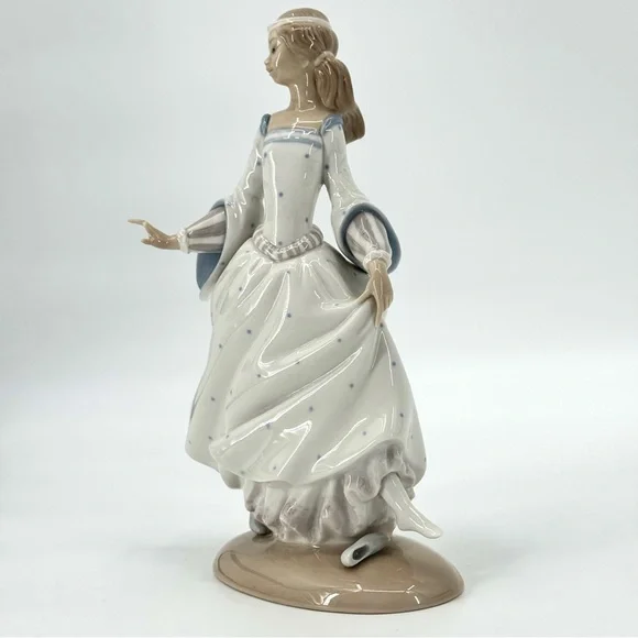 Lladro Cinderella's Lost Slipper Glazed Porcelain Figurine #4828